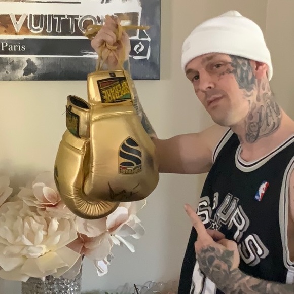 Signed Aaron Carter gloves - Picture 2 of 6